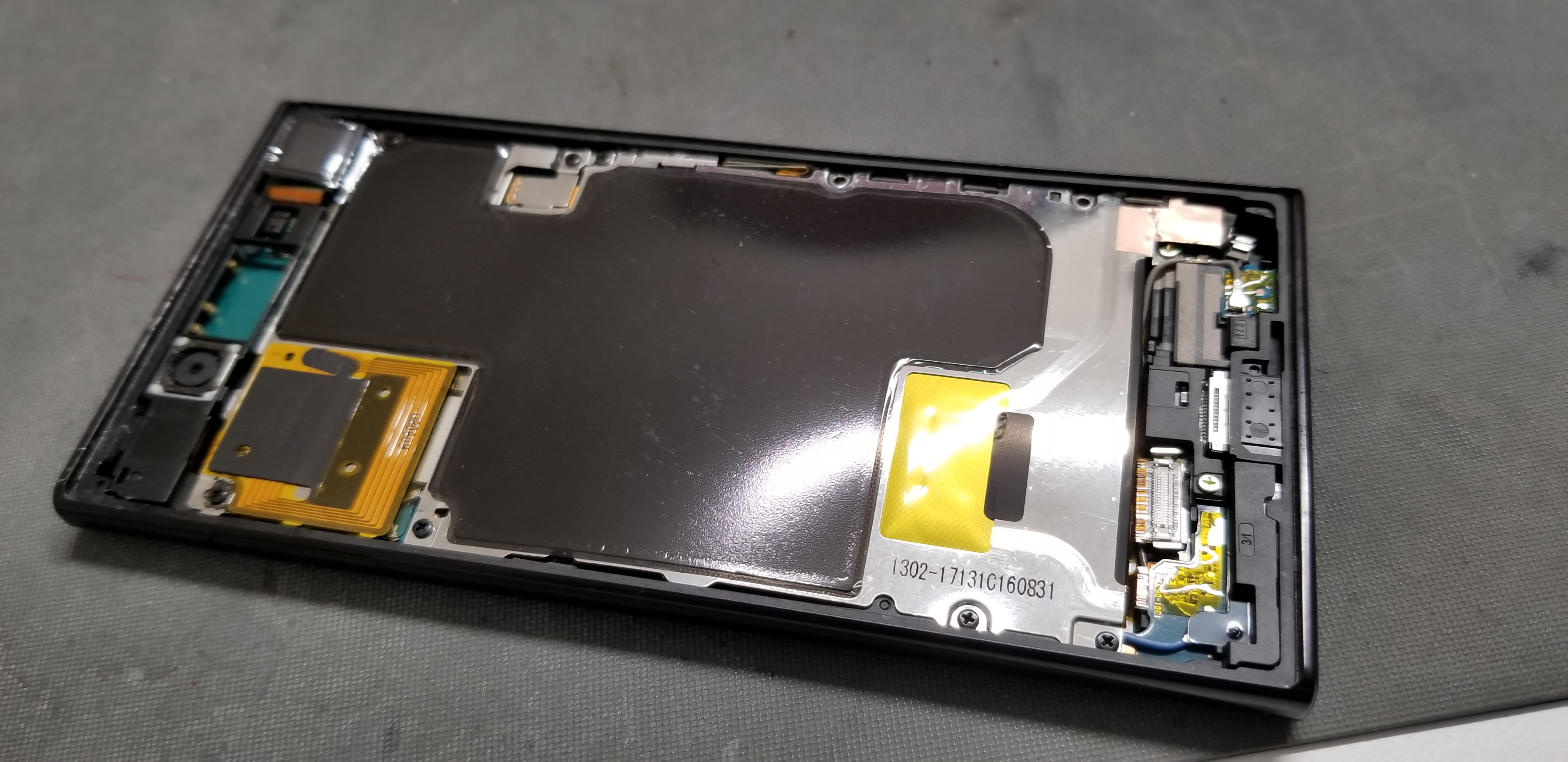 Xperia Xz バッテリー膨張が原因の画面浮き修理もok スマホ修理王
