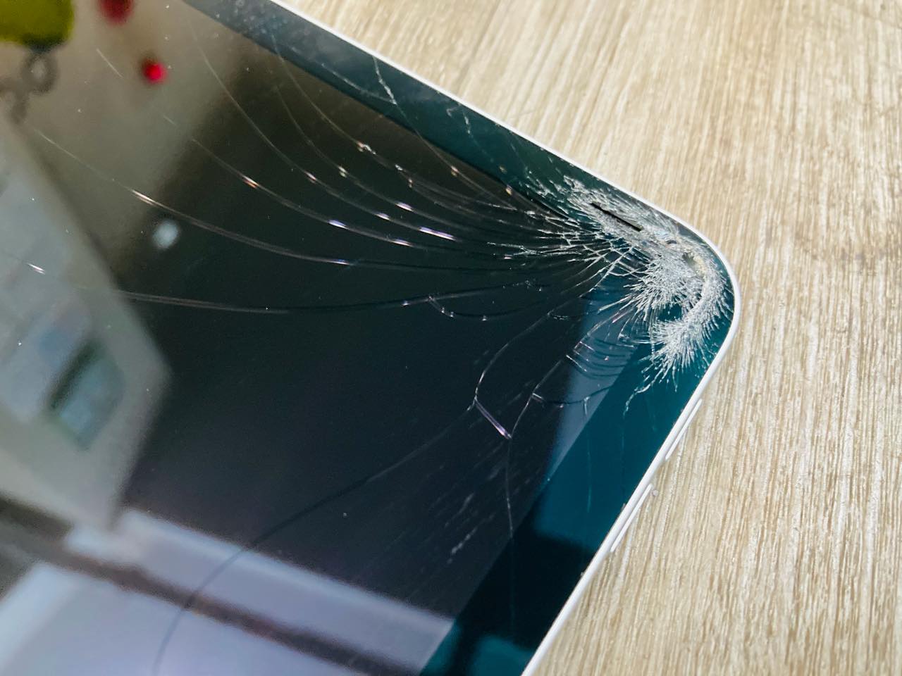 その日に修理】iPad Pro11の画面（ガラス）が割れた 【スマホ修理王】
