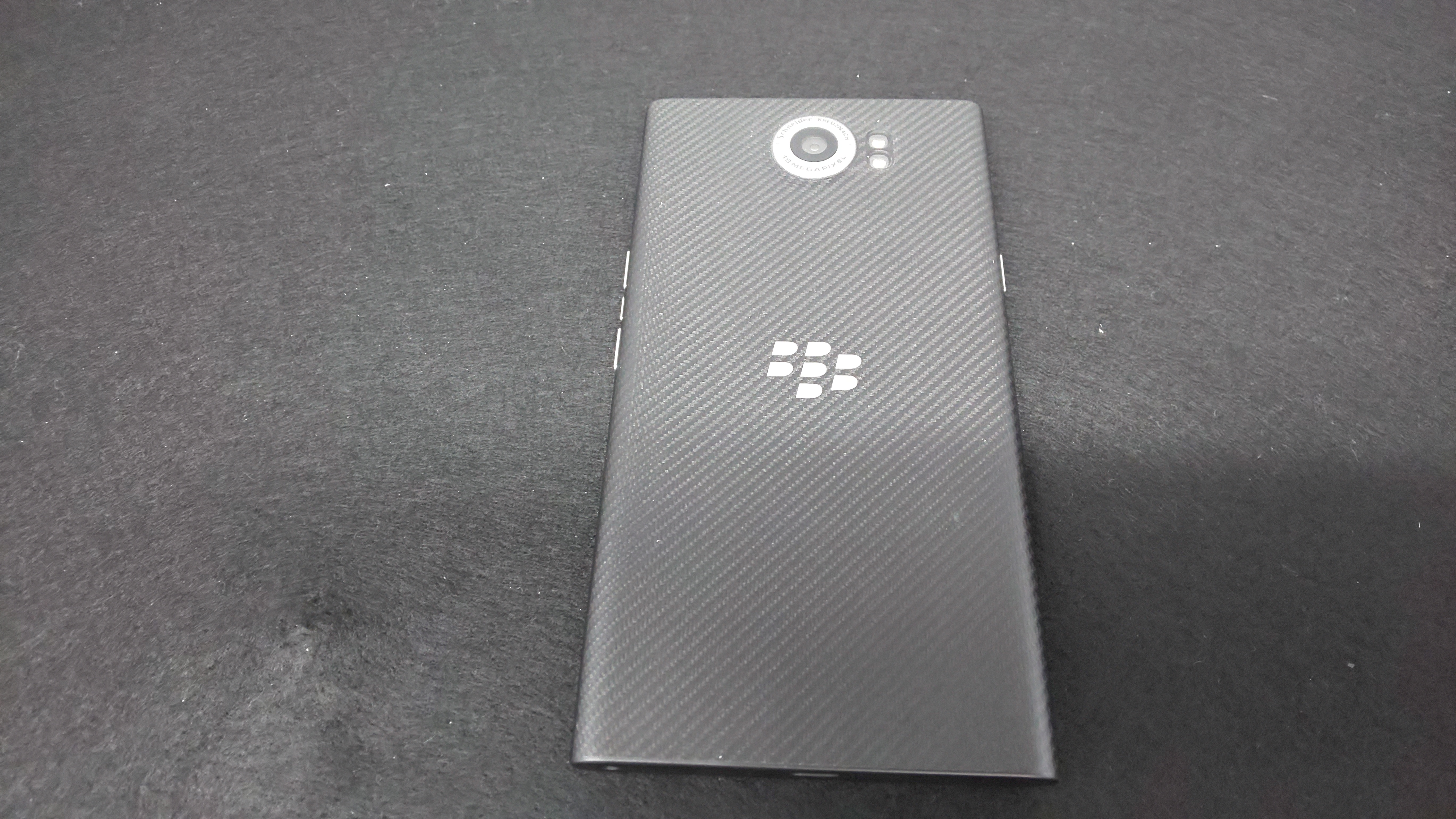 修理前　Blackberry Priv　背面