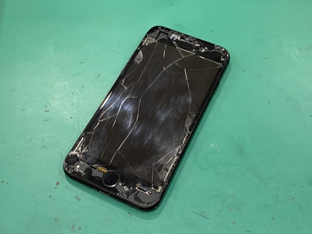 Iphone 7 バッキバキに割れた画面を交換します 即日修理 スマホ修理王