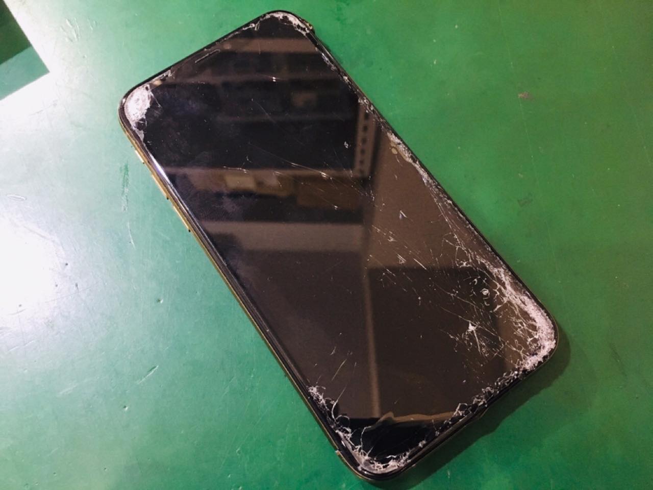 交換で直る Iphoneの画面が映らない つかない 液晶真っ暗な時の対処法 スマホ修理王