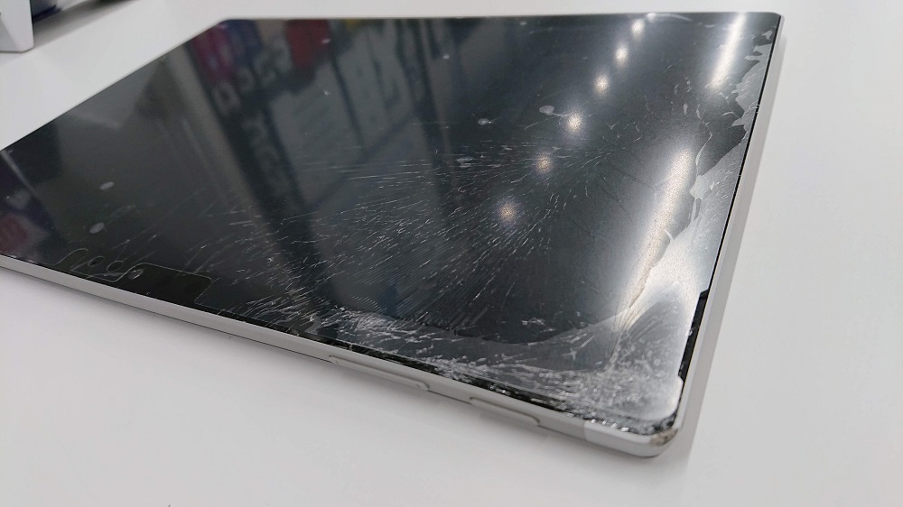 【Surface Pro 6】液晶画面割れ 修理前 角部アップ①