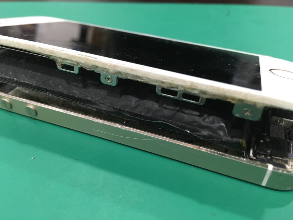 Iphone5s バッテリーの膨張で画面が浮き 正常に起動しない 当日返却 スマホ修理王