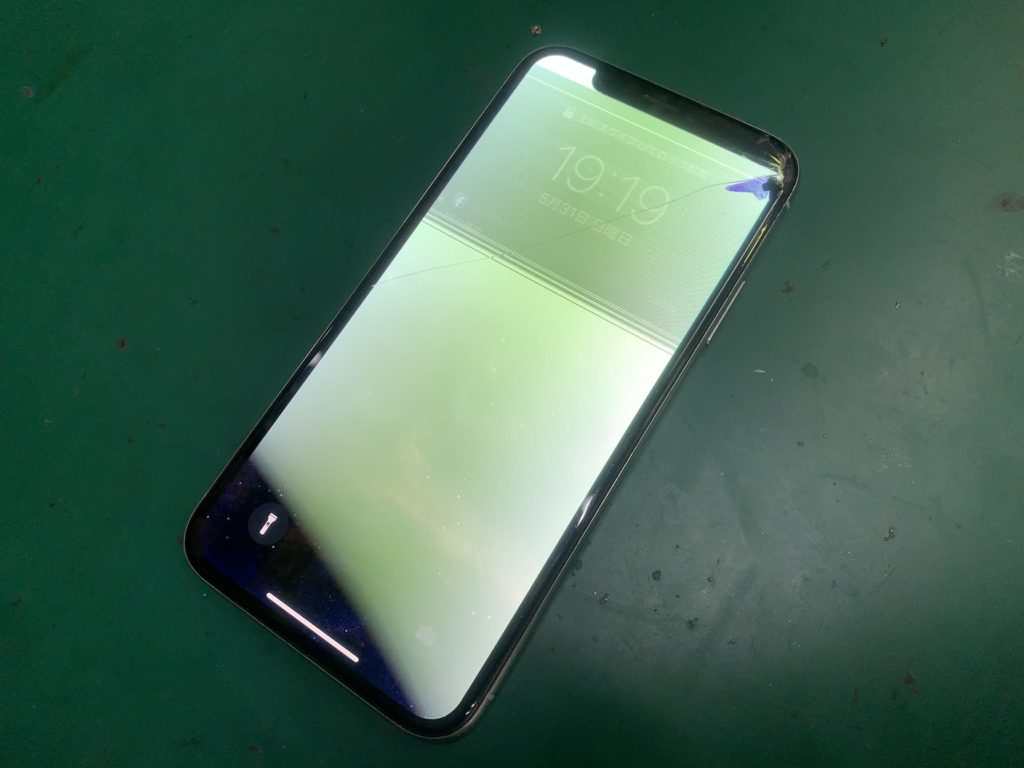 Iphone Xの画面が変 操作もできない 即日修理対応致します Tsutaya北千住店 スマホ修理王