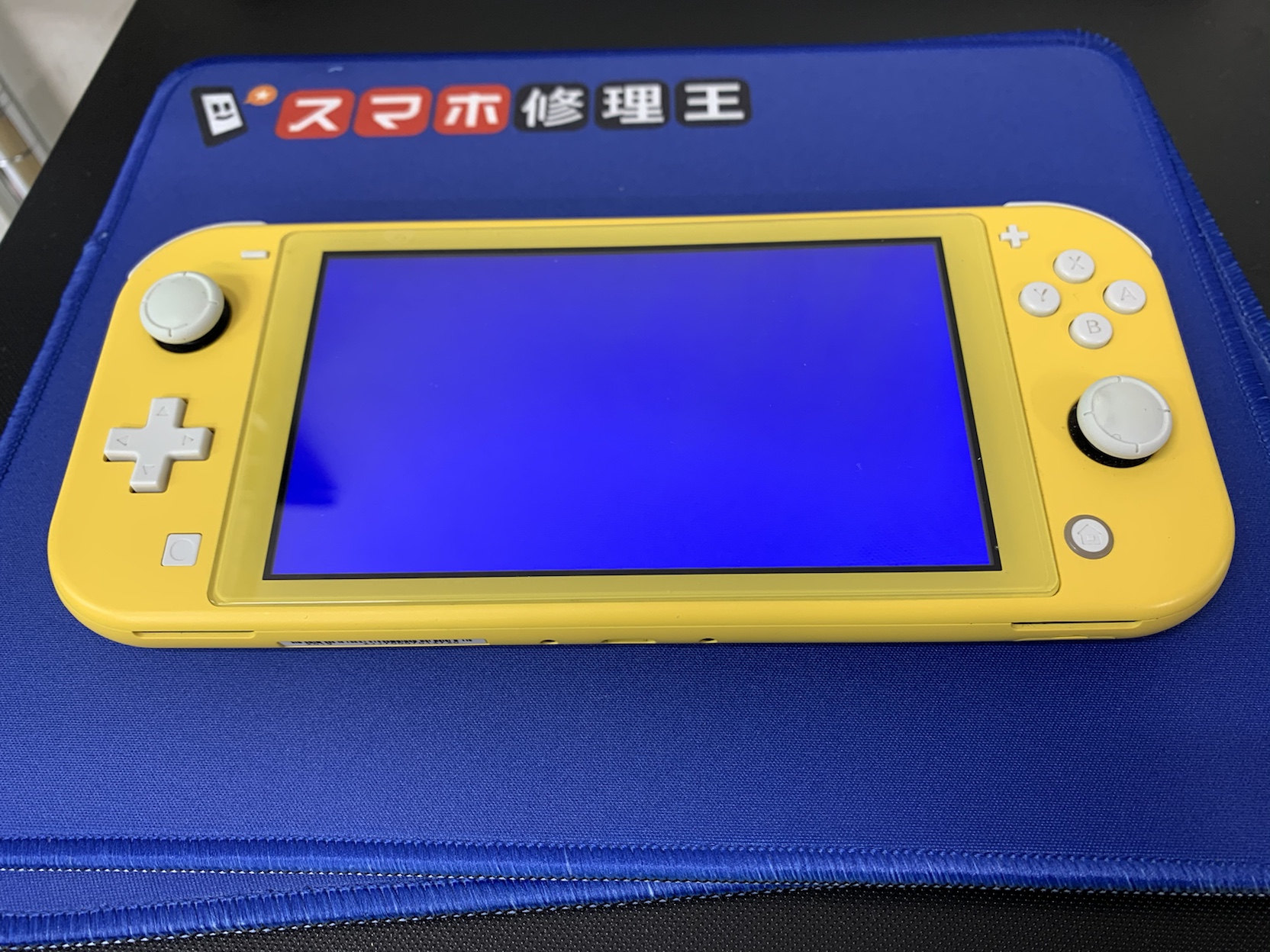 Nintendo Switch lite】スイッチの画面が真っ青に！修理承ります 