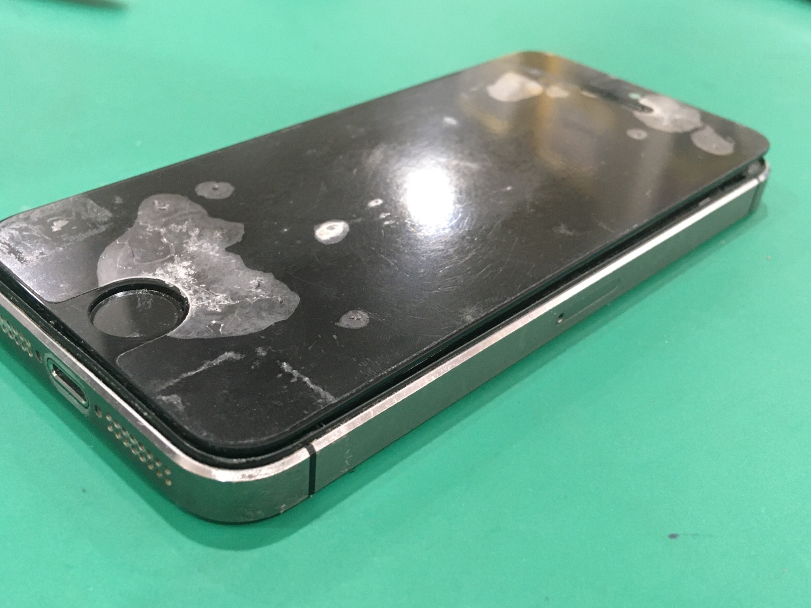 Iphone 5s 画面が浮きだしたらバッテリーの交換が必要です 即日修理 スマホ修理王