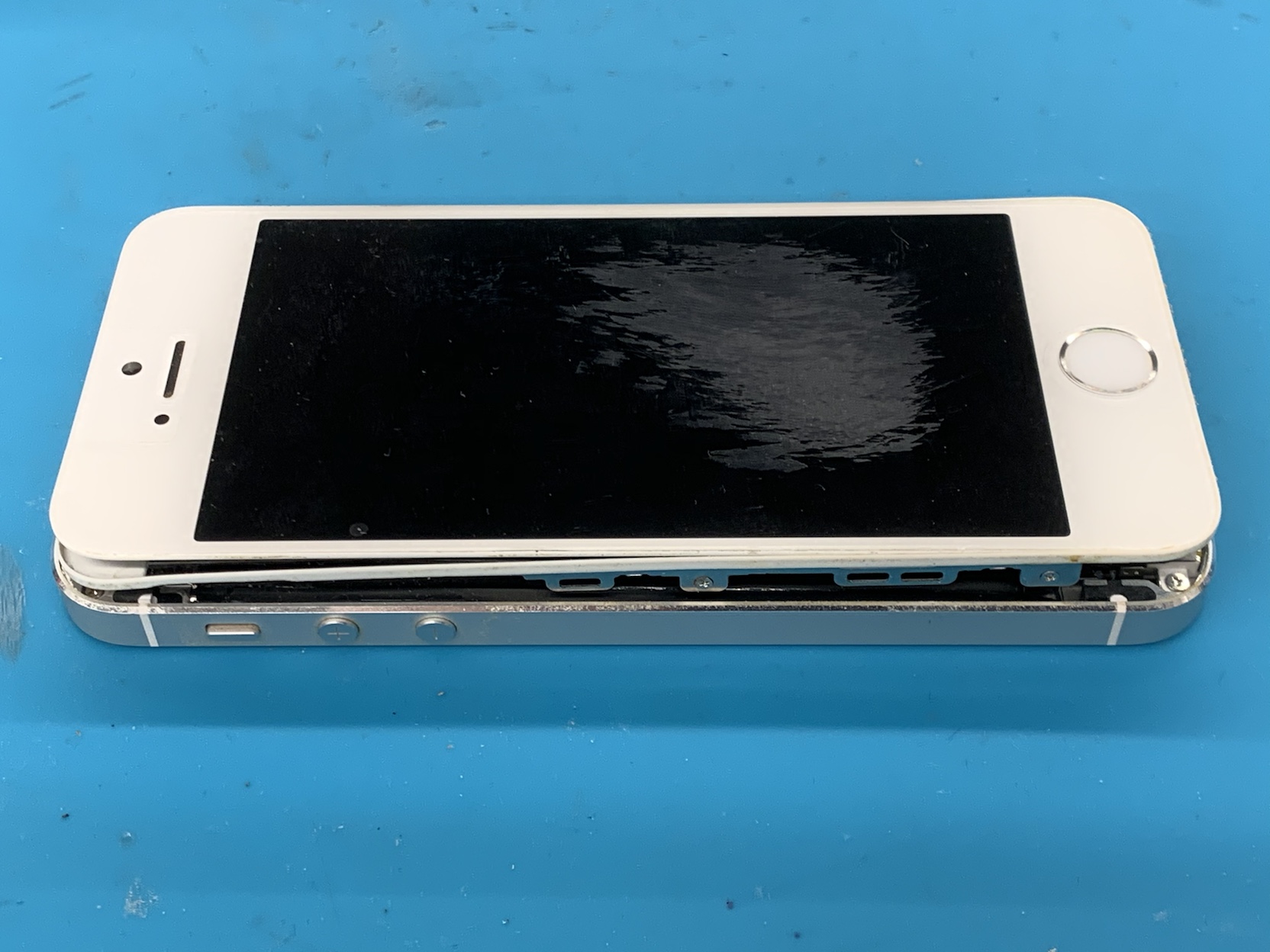 Iphone 5sバッテリー膨張と画面交換 即日修理承ります Tsutaya北千住店 スマホ修理王