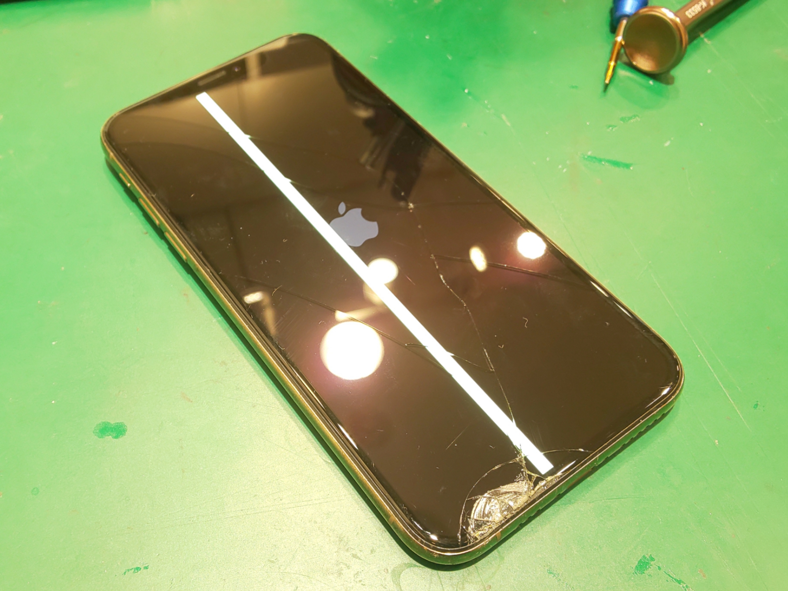 Iphone Xs 消えない白い線 画面交換で直しましょう スマホ修理王