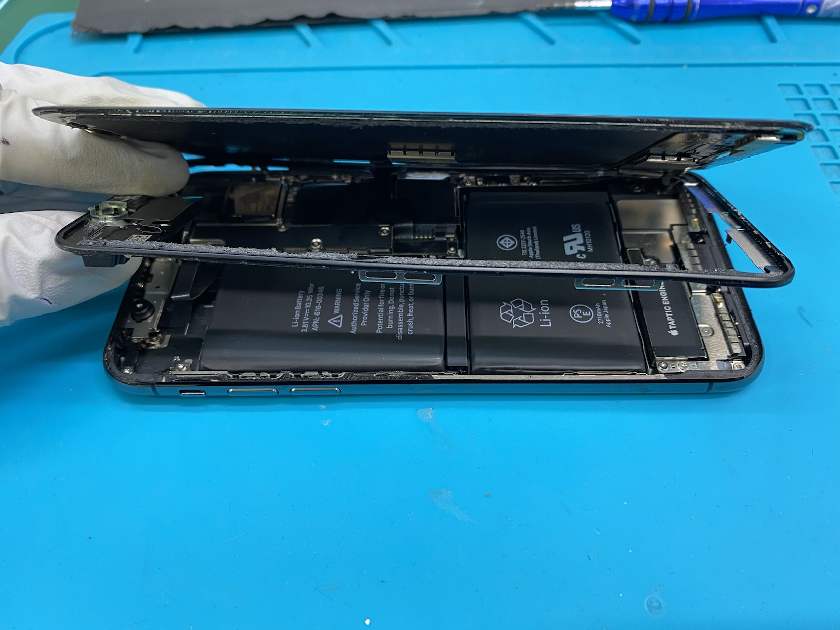 Iphone X 画面の縁が剥がれてしまった 画面の交換で直ります スマホ修理王