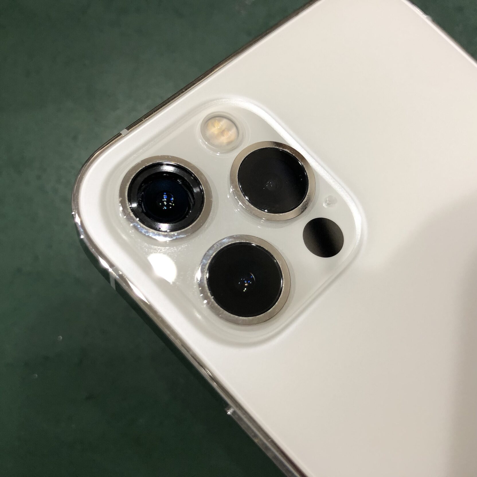 iPhone 12 Pro】外カメラのレンズ割れ、修理できます 【スマホ修理王】