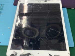 【iPad 第８世代】画面のガラスが割れてしまった、その日に直します【上野御徒町店】