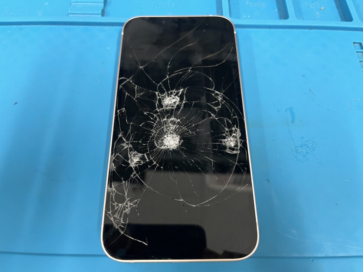 iPhone 13の画面割れ修理の概要│費用・修理風景 【スマホ修理王】
