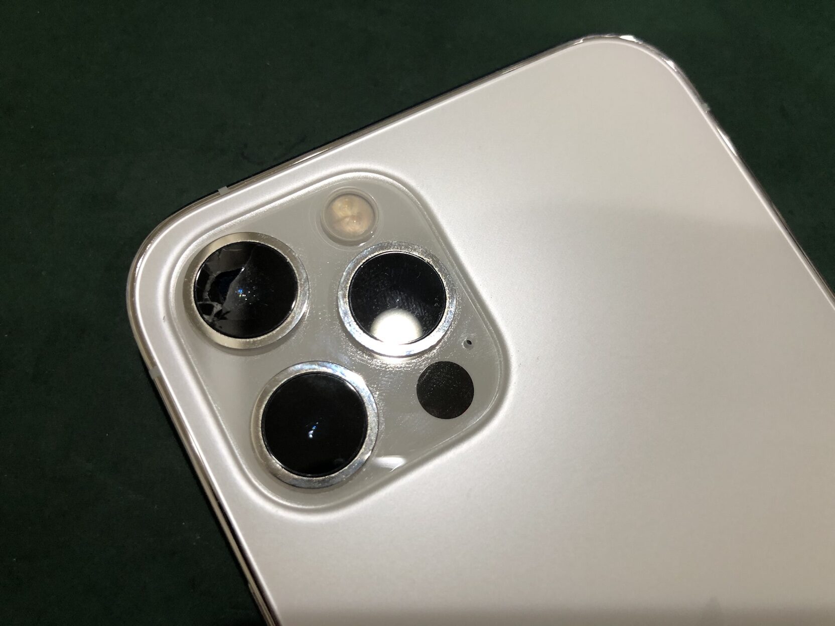 iPhone 12 Pro│外側のカメラレンズ割れ、修理できます | 【スマホ修理 