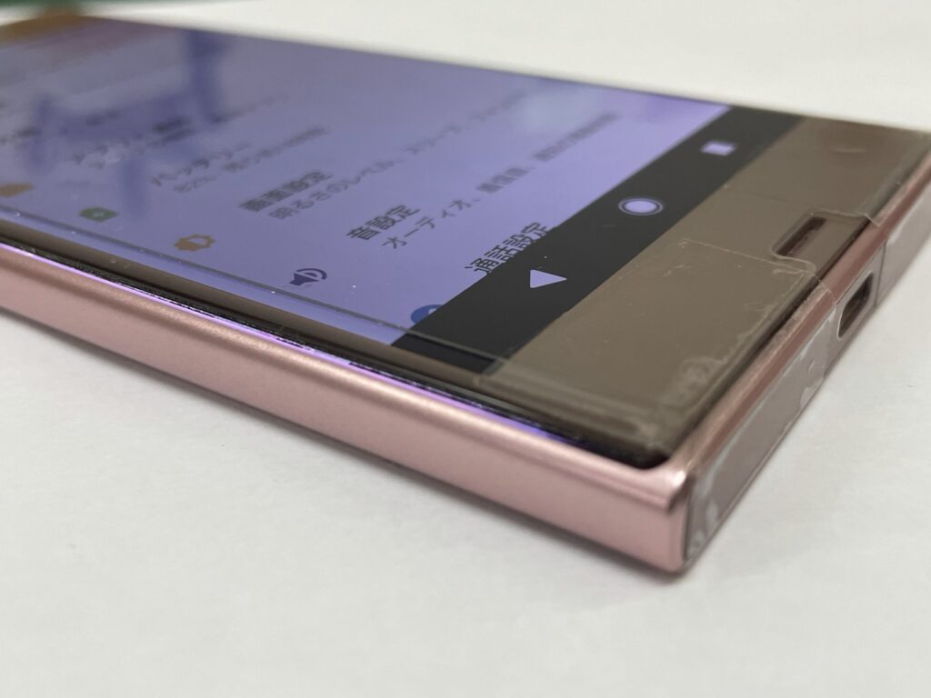 スマホの画面浮きは接着剤やテープで直せば大丈夫？直し方は 