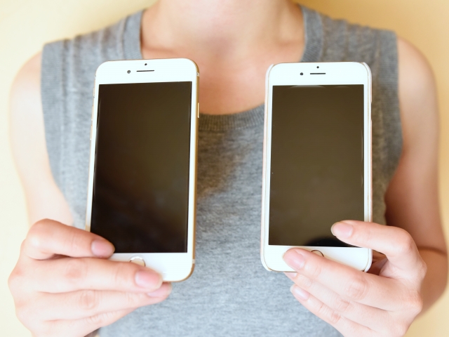 スマホを2台持ちするメリットは？おすすめの組み合わせなども解説 