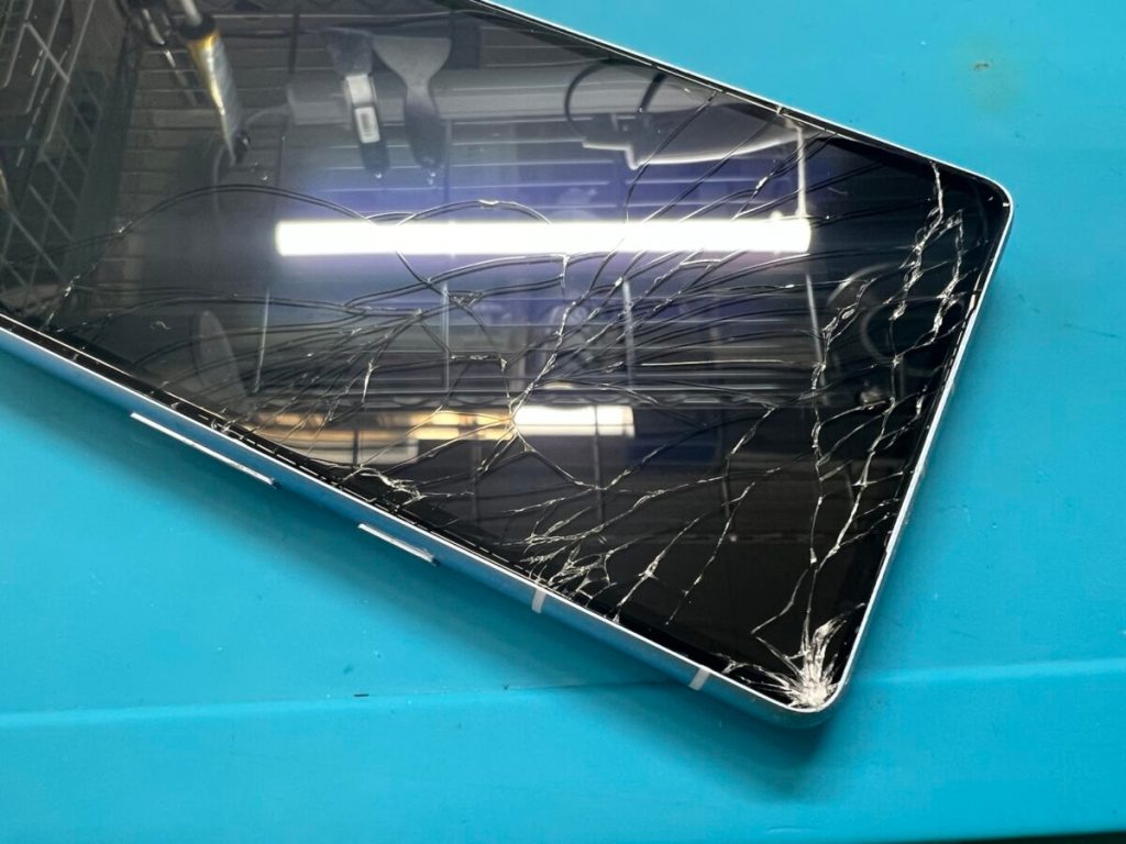 Google Pixel 7a グレー [画面不良あり]（Pixelスマホの画面が白黒に