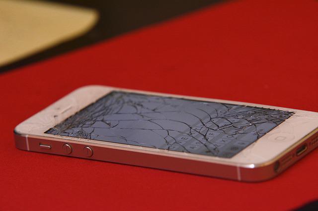 iPhoneの画面が割れたまま使う4つのリスクを解説！修理先も紹介 